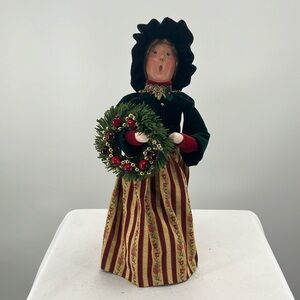 Byers Choice “Christmas Wreath Caroler” (13”)